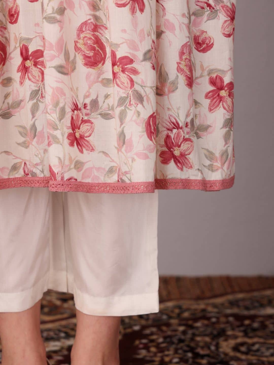 SILCHIC Floral Printed V-Neck A-Line Kurta With Trousers — photo 3
