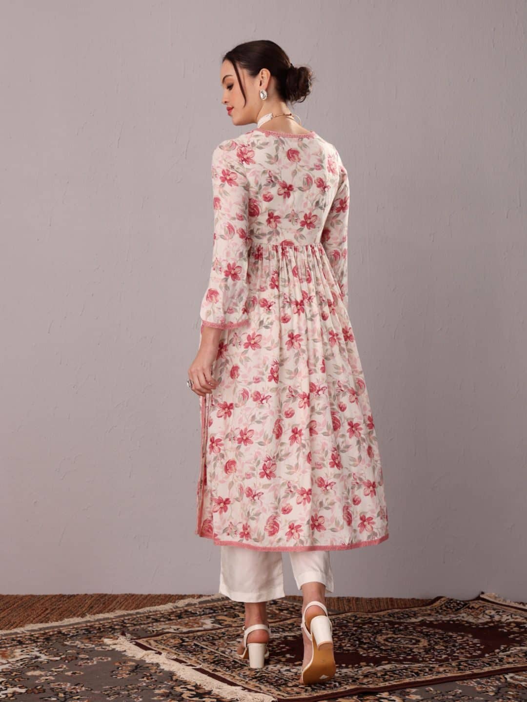 SILCHIC Floral Printed V-Neck A-Line Kurta With Trousers — photo 5