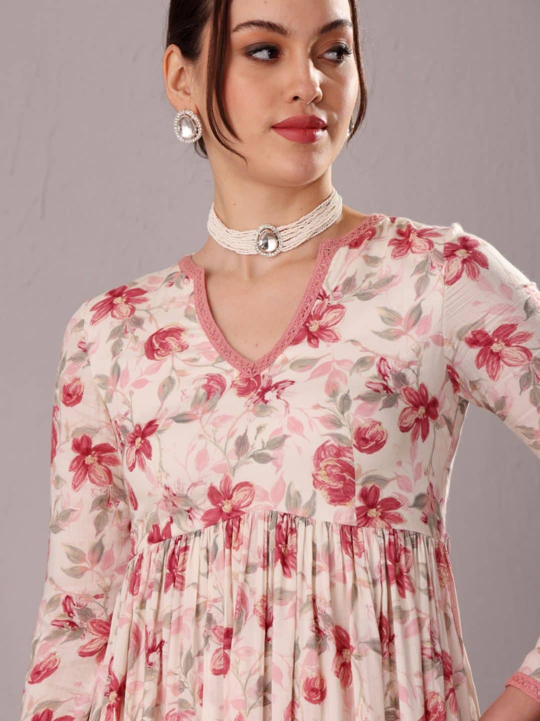 SILCHIC Floral Printed V-Neck A-Line Kurta With Trousers — photo 2