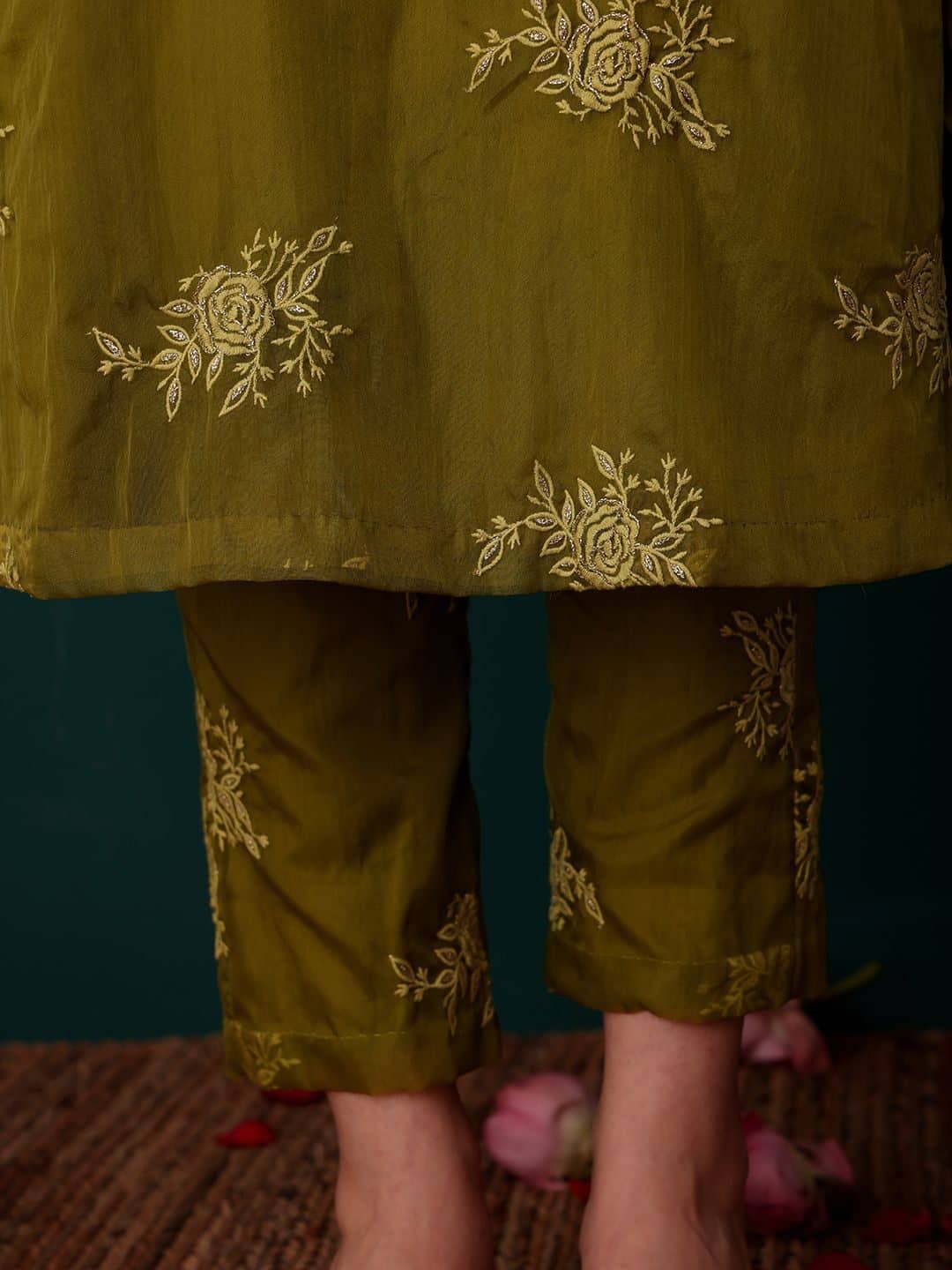 SILCHIC Women Floral Embroidered Kurti with Trousers & Dupatta — photo 6