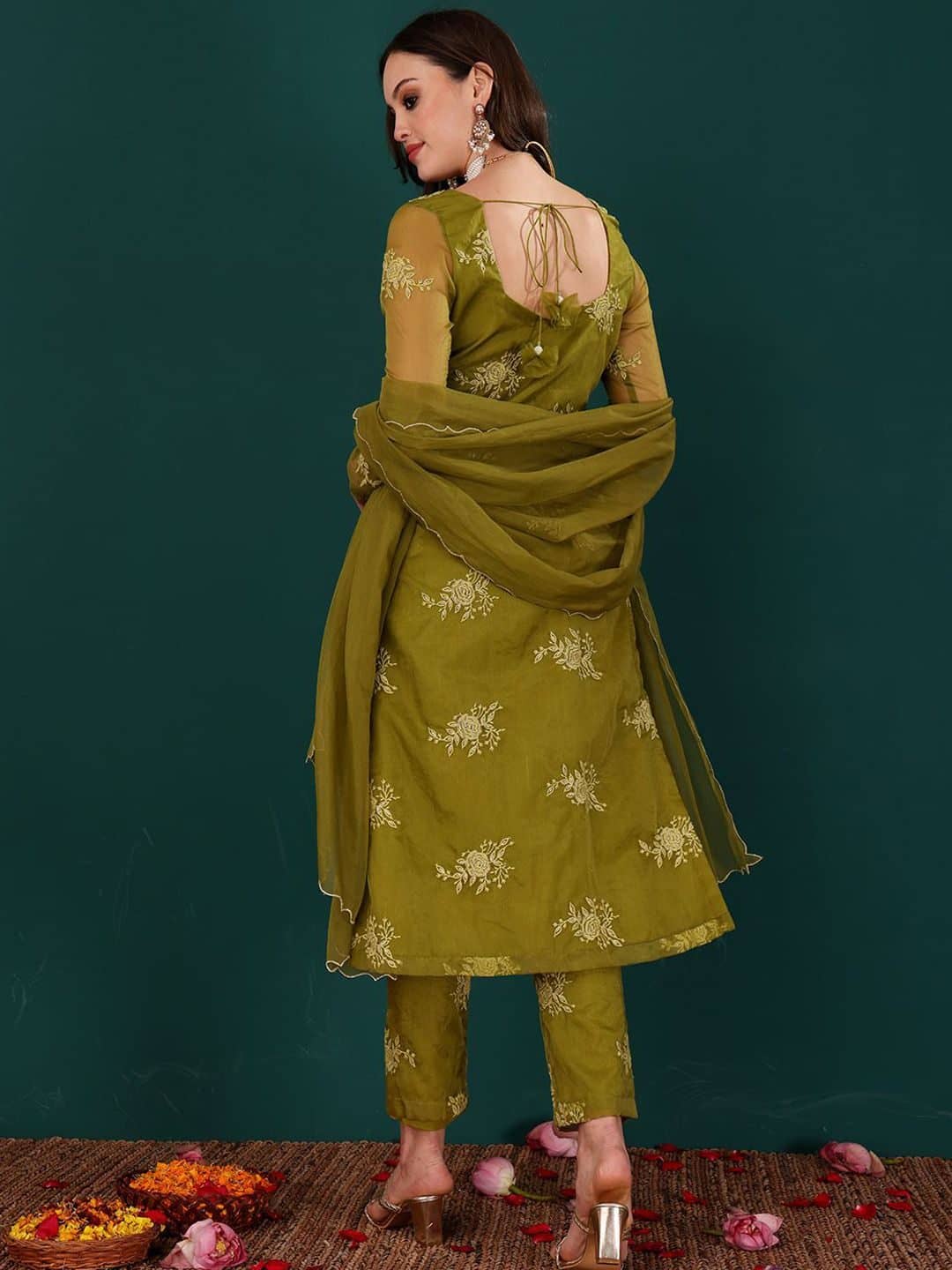 SILCHIC Women Floral Embroidered Kurti with Trousers & Dupatta — photo 4