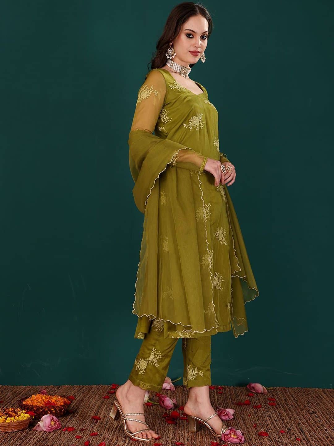 SILCHIC Women Floral Embroidered Kurti with Trousers & Dupatta — photo 3