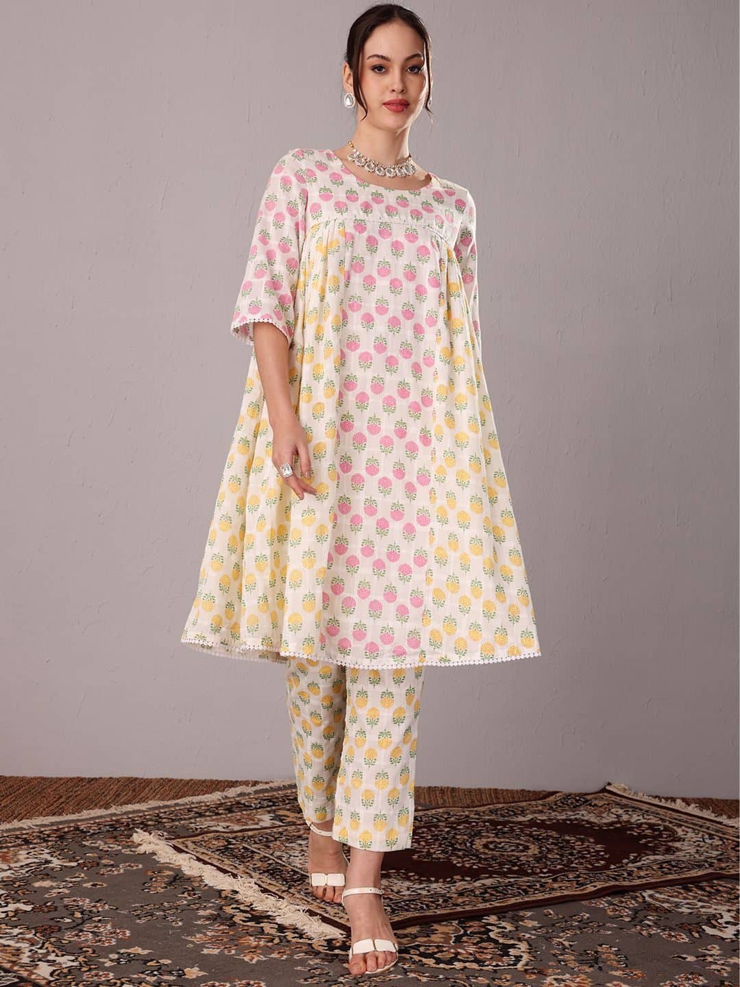 SILCHIC Women Floral Printed Kurta with Palazzos — photo 1
