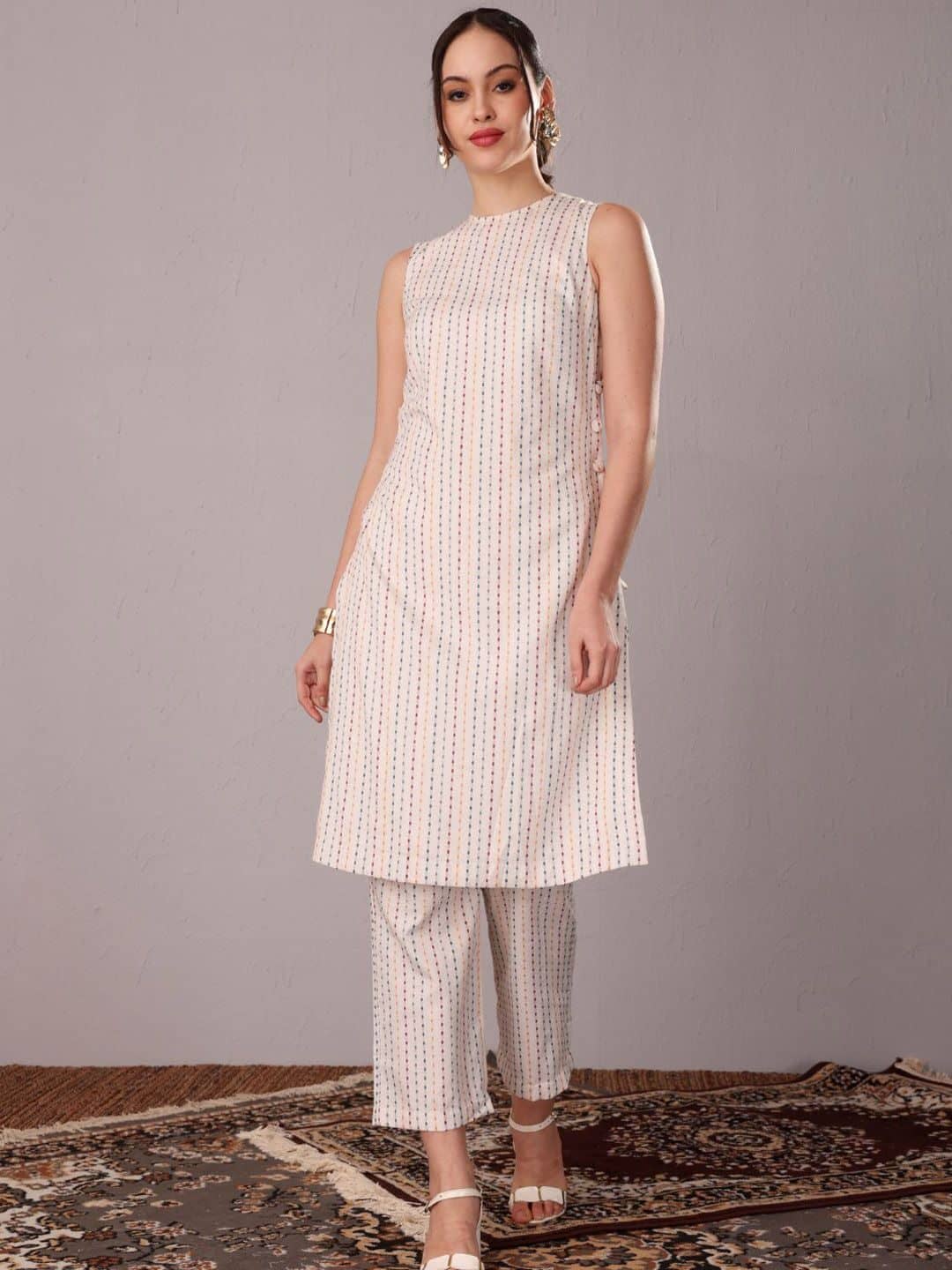 SILCHIC Women Ethnic Motifs Printed Sleeveless Straight Kurta with Trousers — photo 1