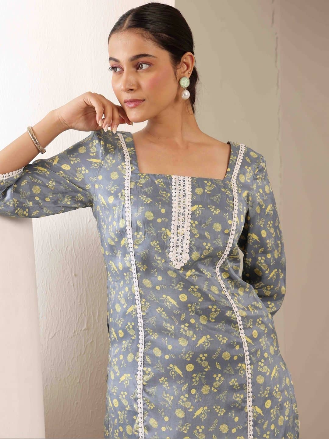 SILCHIC Women Floral Printed Regular Thread Work Silk Crepe Kurta with Trousers — photo 3